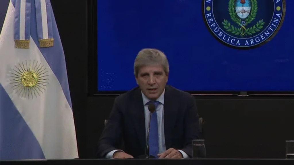 Caputo presentó cambios en la Ley de Inocencia Fiscal para incentivar el uso de los “dólares del colchón”