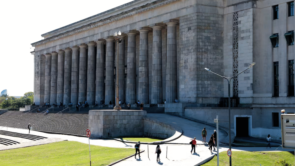 El oficialismo ratificó que las universidades nacionales pueden cobrarles a estudiantes extranjeros