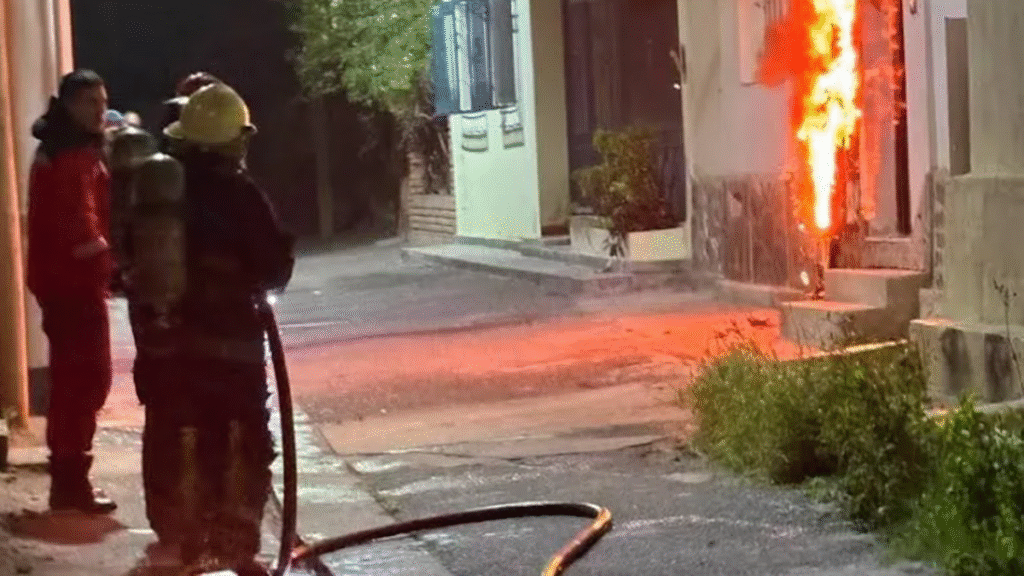 Sofocaron un incendio originado en un gabinete de medidores de luz en la Capital
