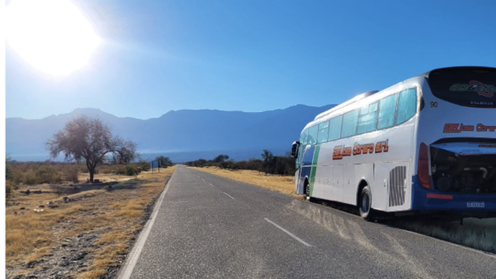 Pasajeros permanecen varados en el ingreso a Pomán y reclaman una solución