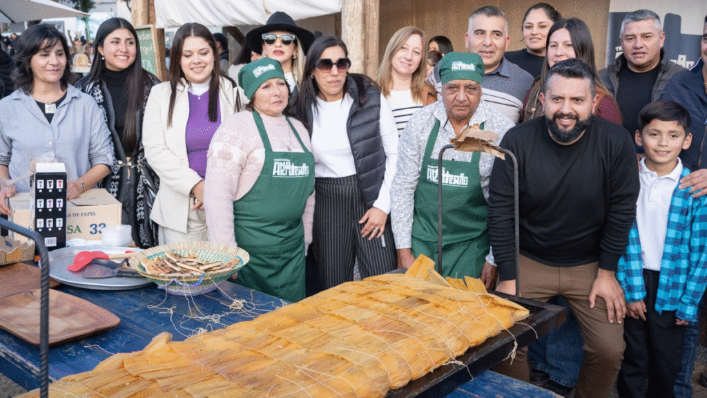 Los Varela sorprendió en el Poncho con un tamal gigante de más de 20 kilos
