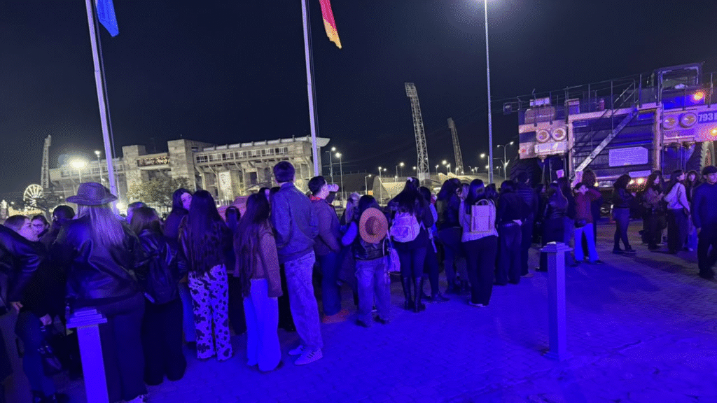 Una multitud espera el ingreso para el show de Valen Vargas y Cazzu