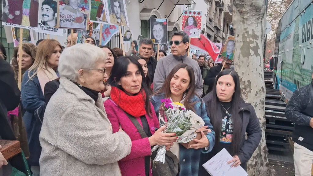 Emotiva entrega de los restos de cuatro desaparecidos en La Perla