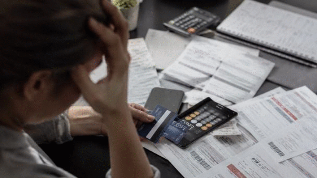 Un informe advierte que las familias destinan la mitad de de sus ingresos al pago de deudas
