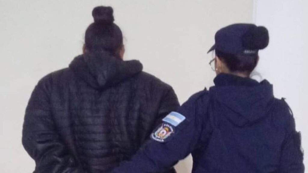 Intentó robar un perfume en una farmacia y terminó detenida