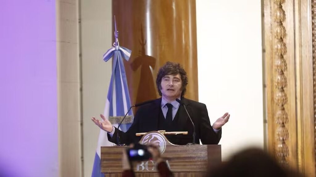 Milei defendió la propiedad privada, criticó el populismo y se cruzó con un espectador