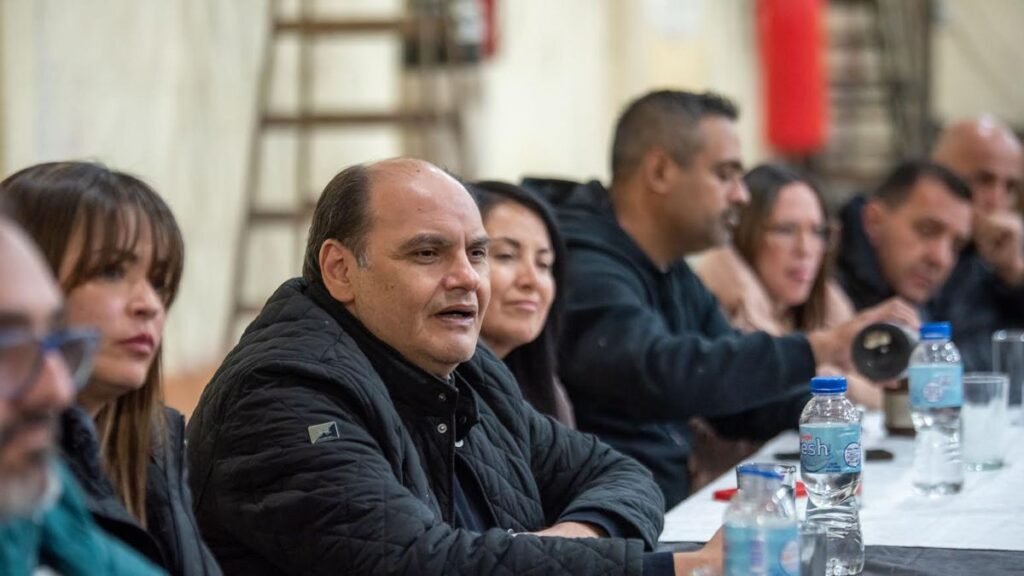 Saadi se reunió con vecinos de Villa Cubas para acordar obras y servicios Saadi se reunió con vecinos de Villa Cubas para acordar obras y servicios