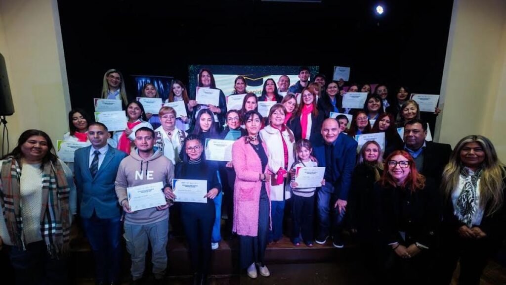 La Capital certificó a 34 vecinos que finalizaron talleres gratuitos de oficios