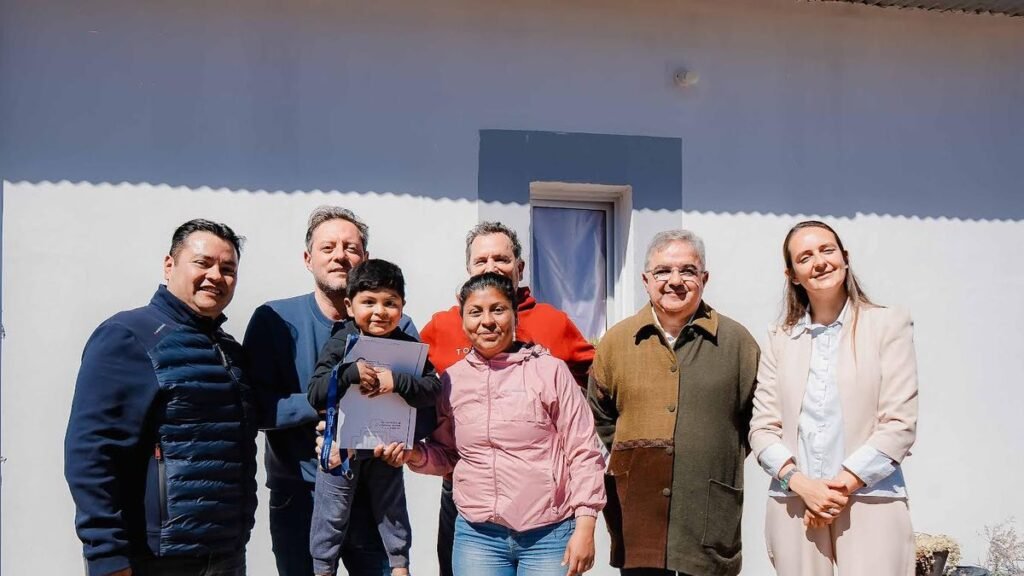 Jalil entregó viviendas en Hualfín y firmó un convenio para obras en el Complejo Termal Jalil entregó viviendas en Hualfín y firmó un convenio para obras en el Complejo Termal