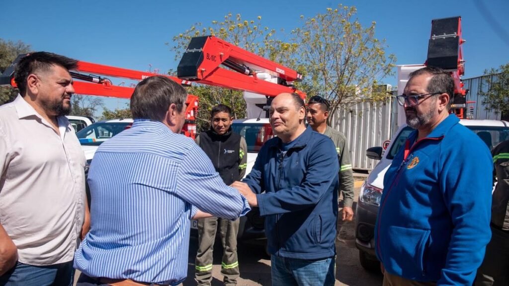 Incorporan nuevos vehículos a los servicios de alumbrado e higiene urbana
