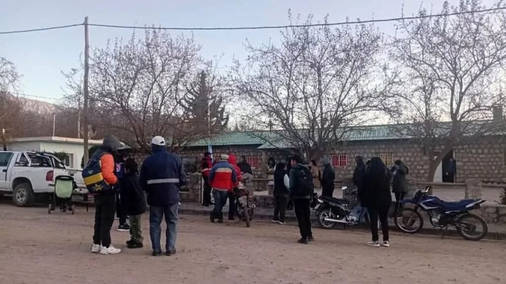 Padres tomaron una escuela y piden por fondos del comedor