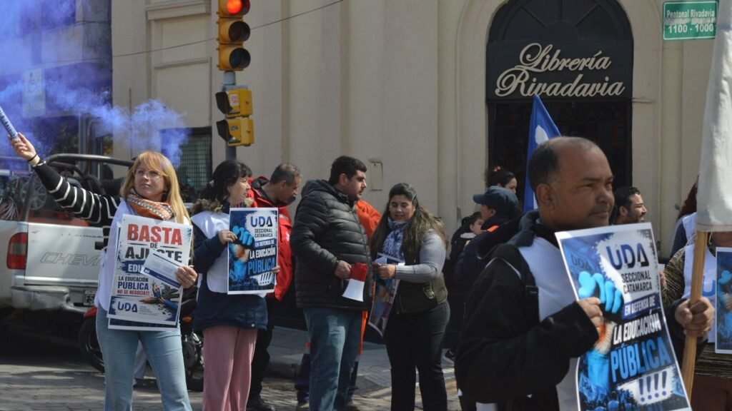 La UDA realizó un “semaforazo” reclamando mejoras salariales