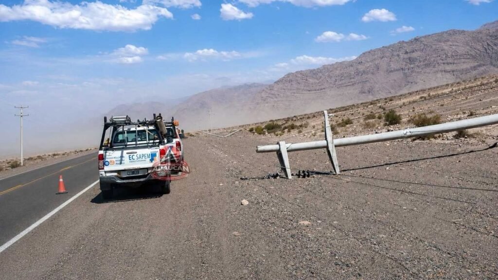 Fuerte viento zonda derribó postes en Fiambalá