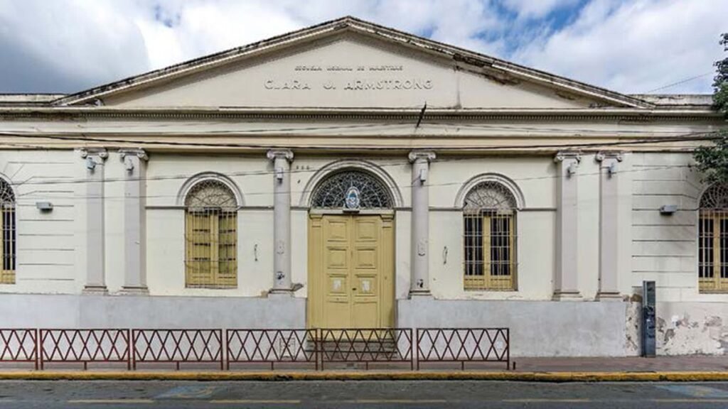 Casi 200 títulos del IES Clara J. Armstrong están bajo la lupa de la Justicia y el Gobierno