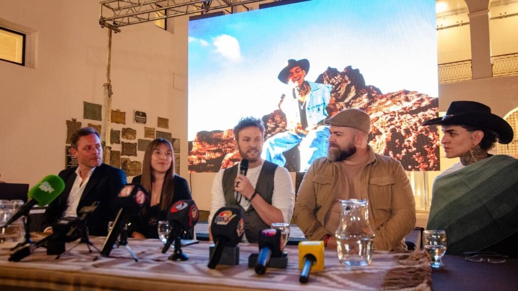 Valen Vargas, Axel y Juan Fuentes eligieron los paisajes de Catamarca para grabar nuevas colaboraciones