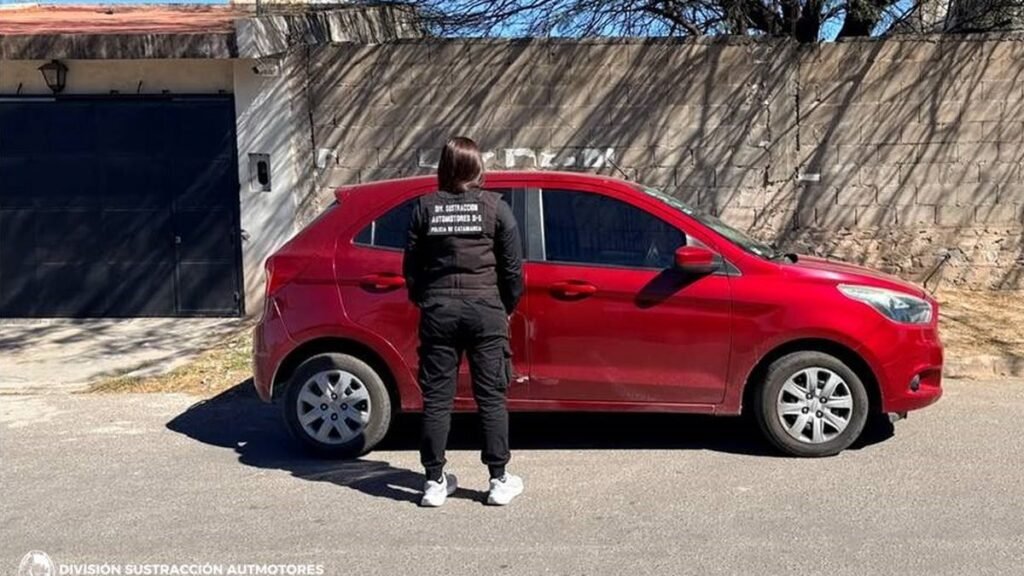 Policías recuperaron un automóvil sustraído y secuestraron prendas de vestir que estarían vinculadas al delito