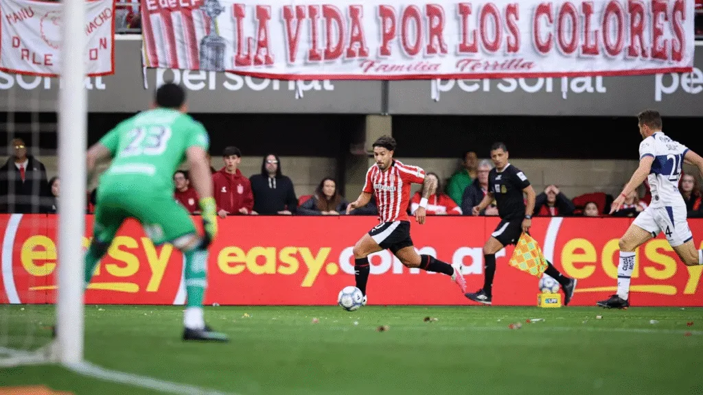 Estudiantes goleó 4-0 a Gimnasia y se quedó con el clásico platense