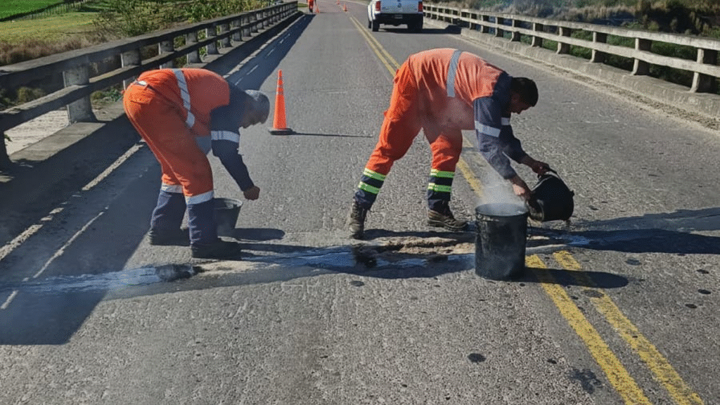 Trabajan en el puente sobre el río El Abra y el tránsito está habilitado por media calzada