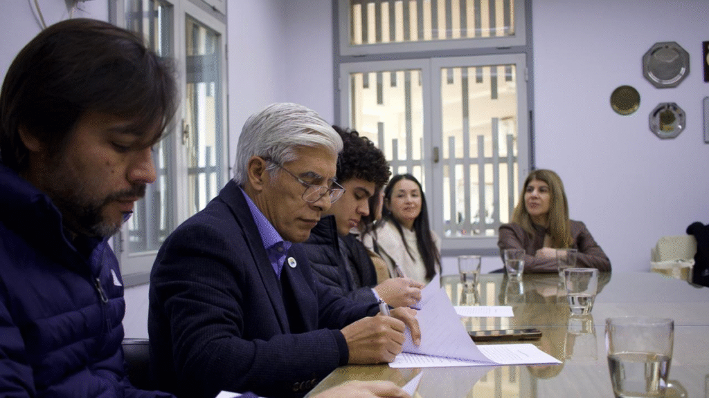 La UNCA  y Cantera los Zárates S.A firmaron actas para promover prácticas profesionales