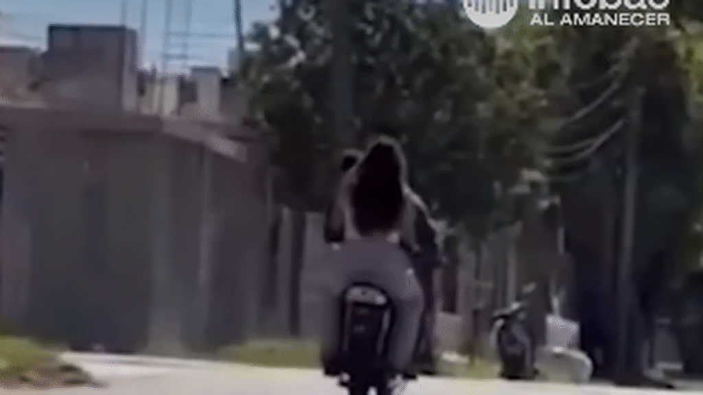 El video de la pareja que hizo “willy” con un bebé en brazos llegó a los medios nacionales y ya es investigado El video de la pareja que hizo “willy” con un bebé en brazos llegó a los medios nacionales y ya es investigado