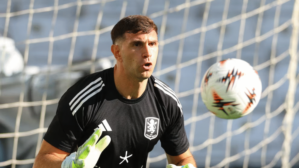 Dibu Martínez deja Aston Villa y jugará en el Chelsea
