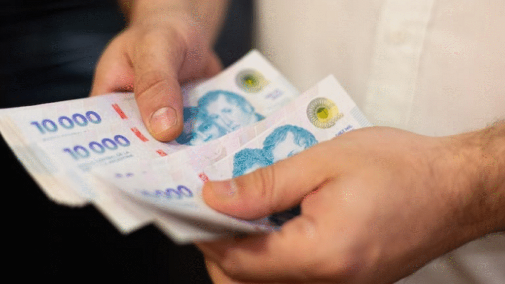 El Gobierno nacional asegura impulsar un piso salarial de .070.000 para las paritarias