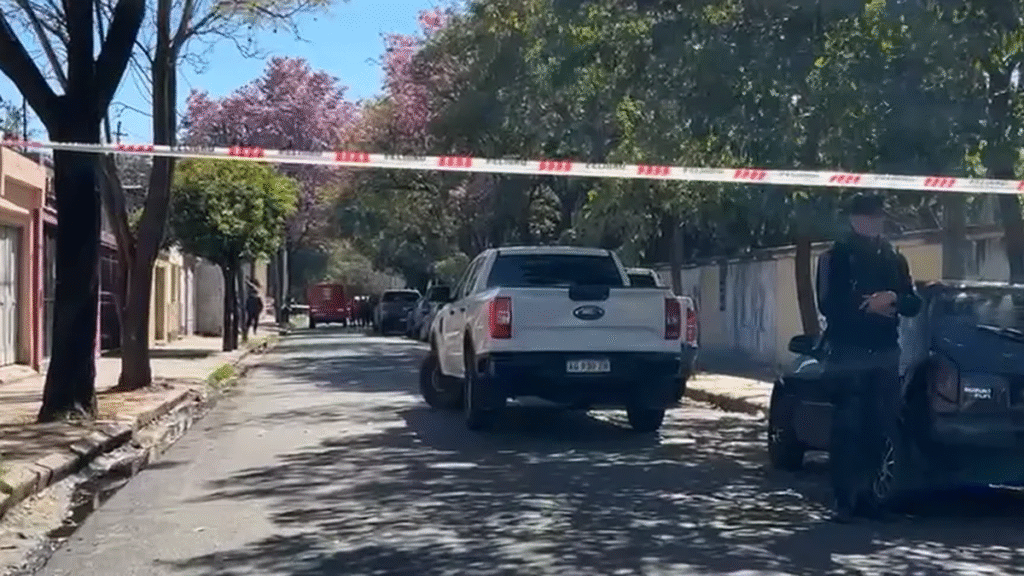 Un efectivo policial falleció al recibir un disparo