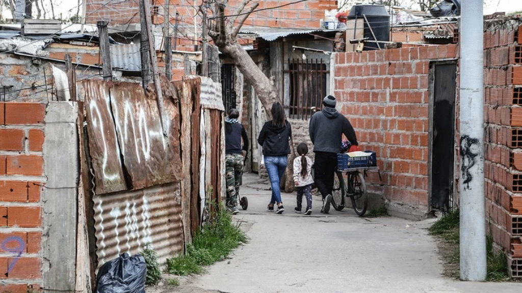 Endeudamiento en barrios populares: toman préstamos para sobrevivir y terminan entregando sus casas al narco