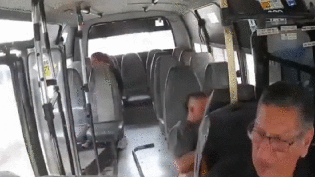 Conducía una moto, chocó contra un colectivo y terminó adentro de la unidad