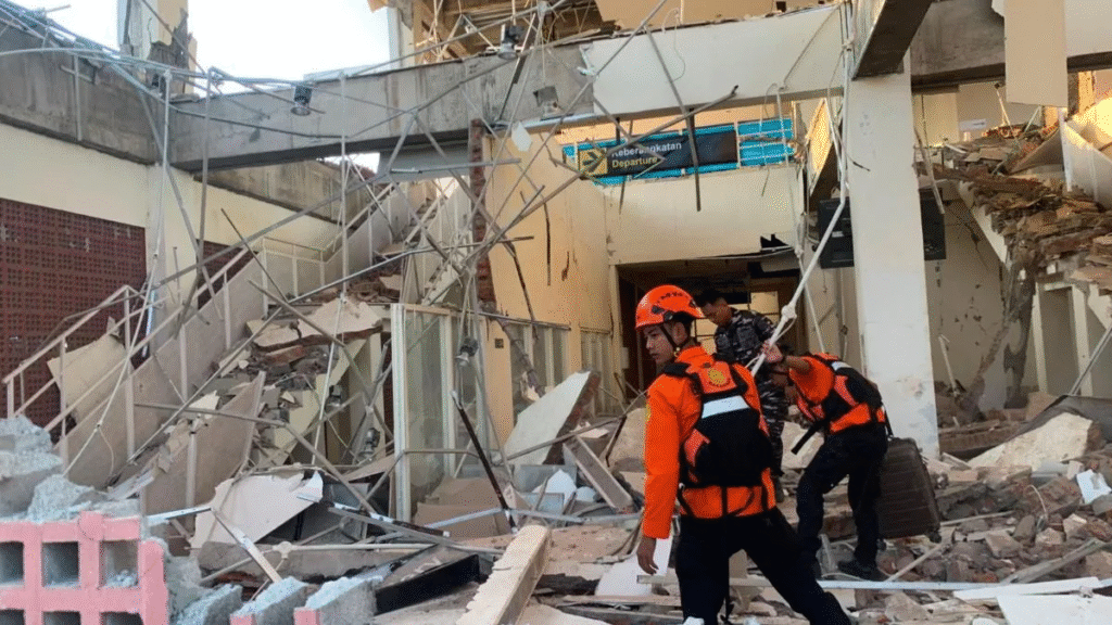 Un terremoto de magnitud 7,7 sacudió Indonesia y dejó 47 muertos