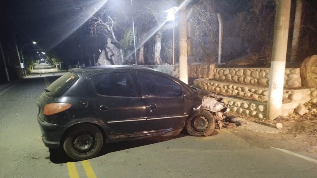 Un automovilista resultó herido tras estrellarse contra un muro de piedra en El Rodeo Un automovilista resultó herido tras estrellarse contra un muro de piedra en El Rodeo