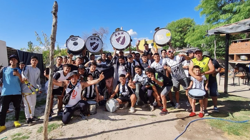 Polémica en la Liga de Pomán por una bandera del club Jorge Newbery