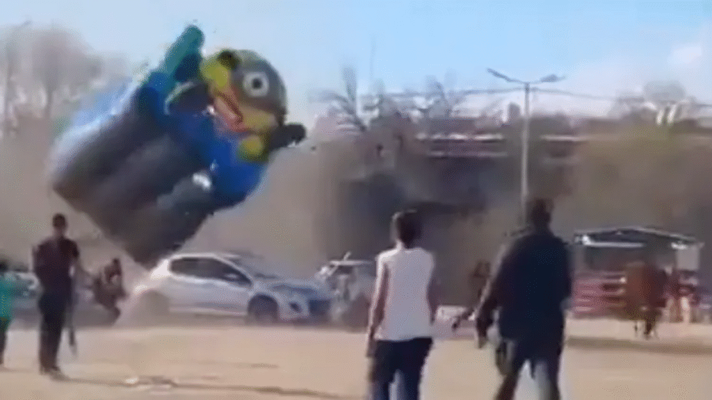 Video: un remolino hizo volar un inflable mientras niños jugaban dentro