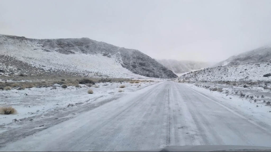 Varias rutas provinciales permanecen intransitables tras una intensa nevada