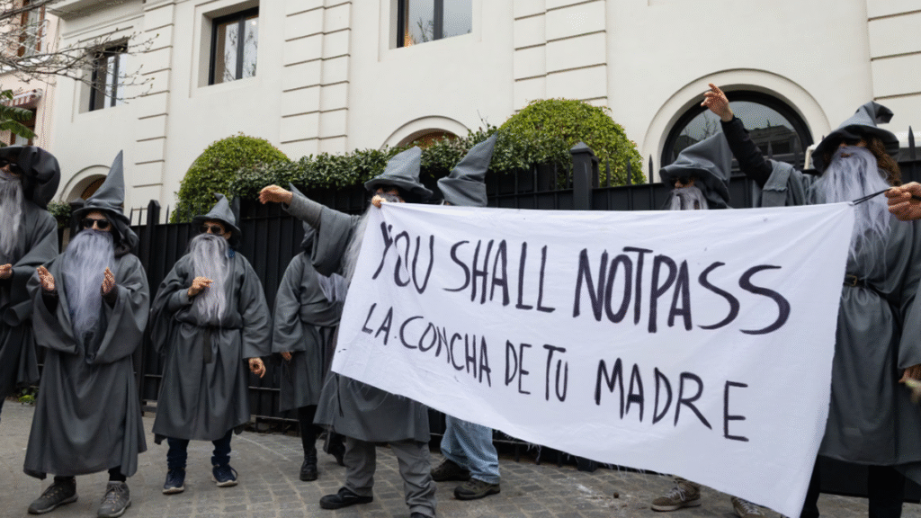 Manifestantes protestaron contra Peter Thiel vestidos como Gandalf