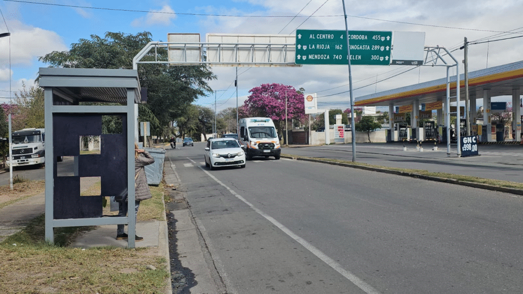 Atacaron y robaron a dos mujeres mientras esperaban el colectivo
