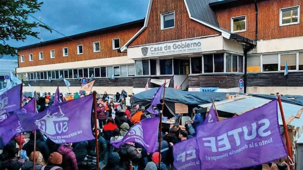 Escala el conflicto en Tierra del Fuego y los docentes van por su tercera semana de paro Escala el conflicto en Tierra del Fuego y los docentes van por su tercera semana de paro