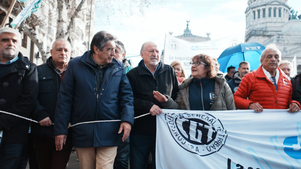 Sindicatos y organizaciones sociales marchan a Economía para visibilizar el endeudamiento familiar