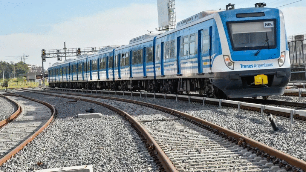 Denuncian que el Gobierno redireccionó un crédito del BID destinado a líneas de trenes