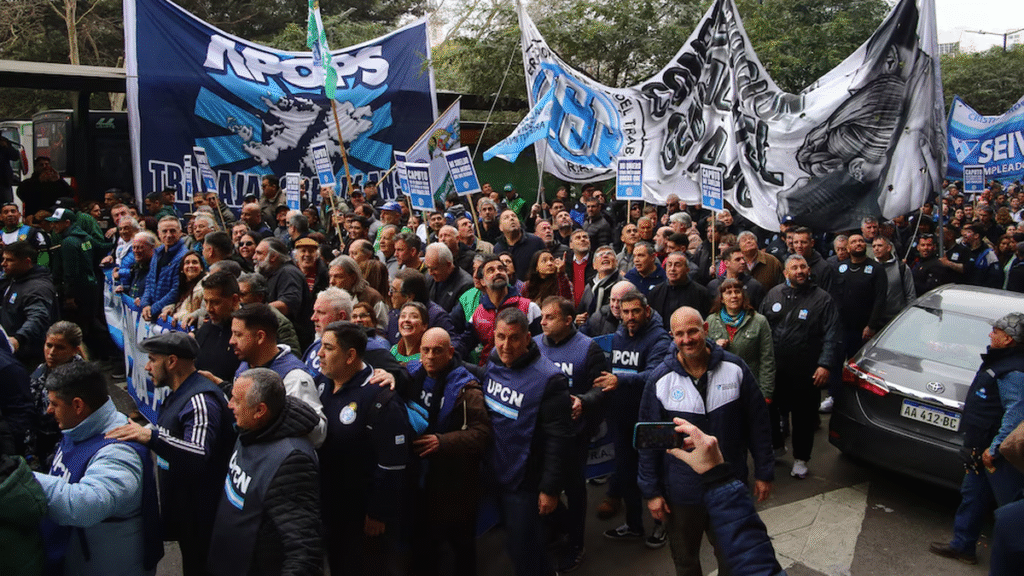 La marcha de los endeudados llegó a Economía: familias reclaman por las deudas y la pérdida de ingresos