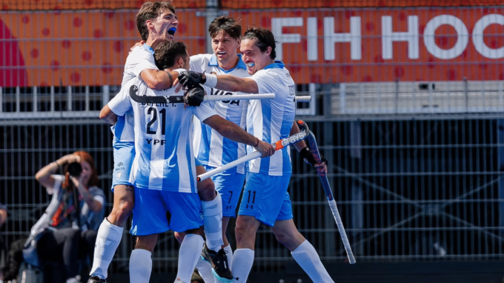 Los Leones golearon a India y quedaron a un paso de las semifinales