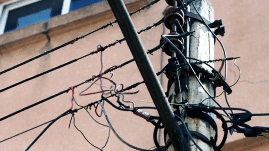 Imputaron a un hombre por una conexión clandestina de energía y agredir a un trabajador de EC SAPEM