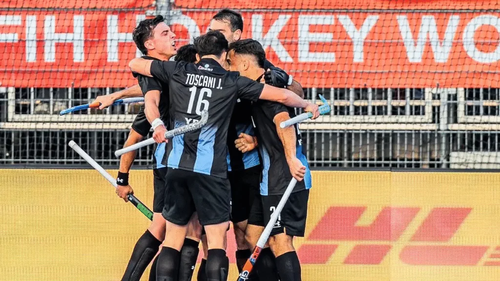 Los Leones le ganaron a Inglaterra por 3 a 1 y quedaron cerca de las semifinales del Mundial de hockey 2026