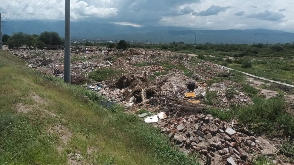 Basurales y residuos vuelven a acumularse a metros de la Costanera