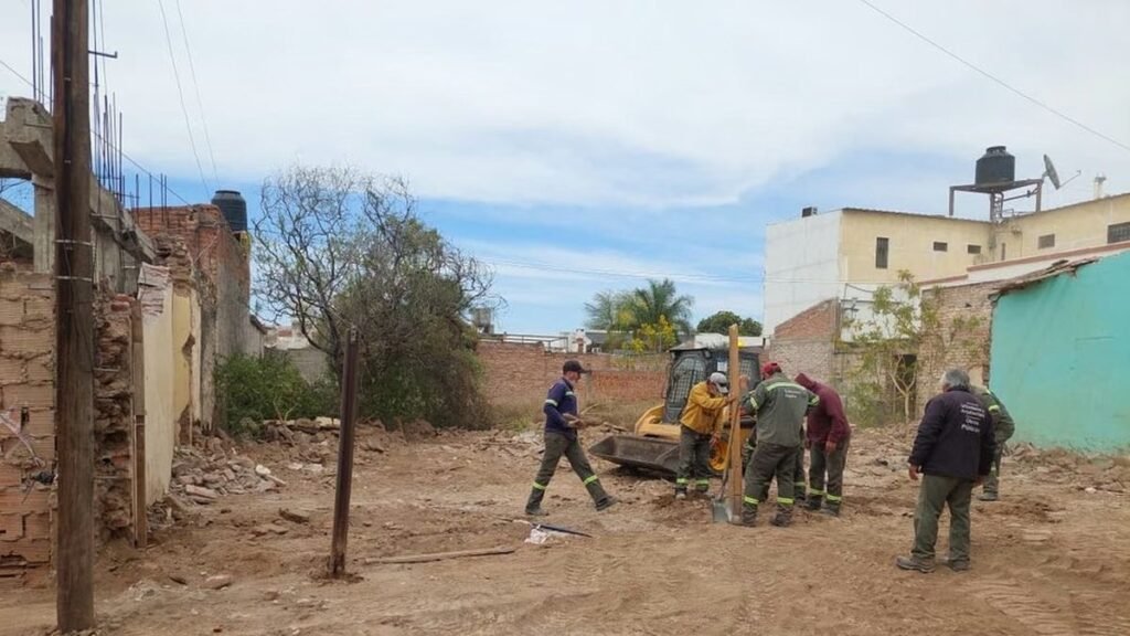 Demolieron una antigua vivienda por riesgo de derrumbe Demolieron una antigua vivienda por riesgo de derrumbe