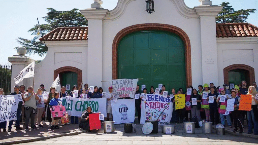 “La carne que falta en los comedores está en la Quinta de Olivos”: organizaciones marcharon frente a residencia de Milei