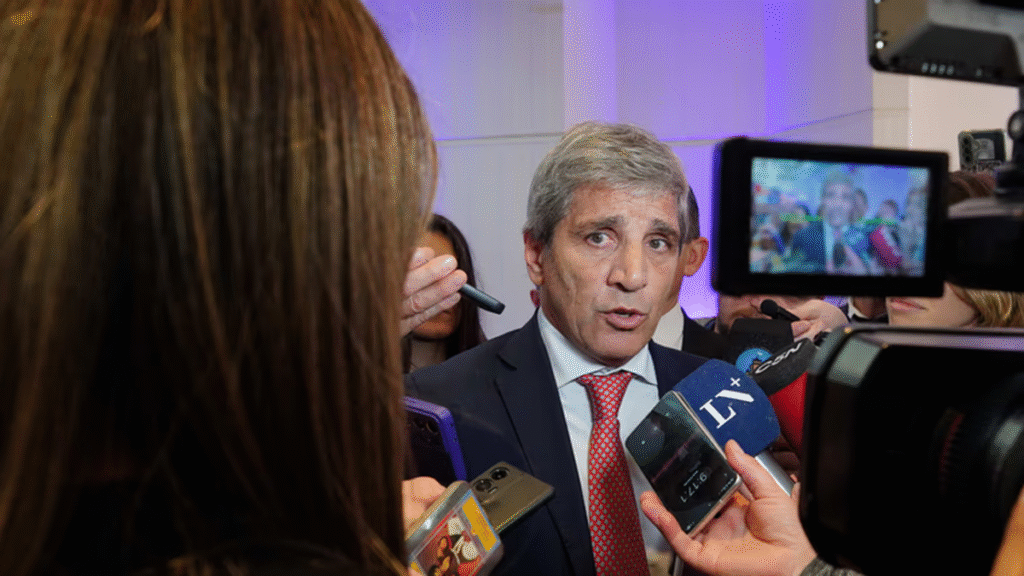 Luis Caputo afirmó que en dos años aún habrá gente que no llegue a fin de mes