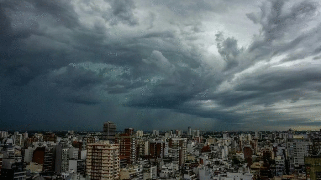 Lunes inestable en Capital: se esperan tormentas fuertes y ráfagas de hasta 50 km/h