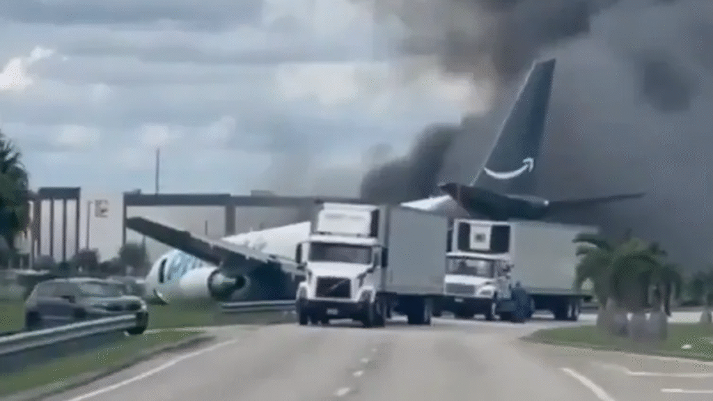 Un avión de carga de Amazon se estrelló y se incendió cerca del aeropuerto de Miami