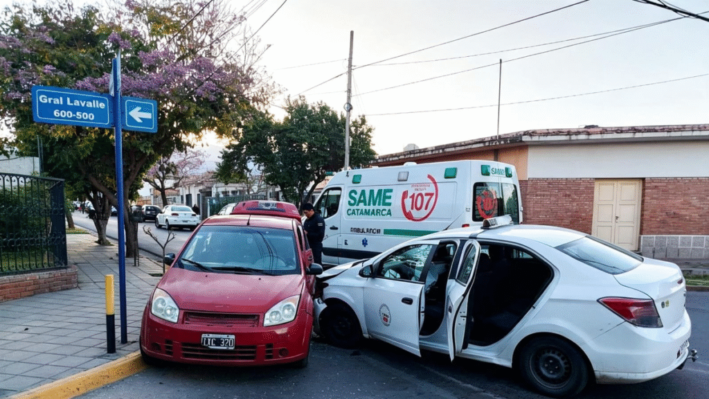 Violento accidente entre un auto y un taxi